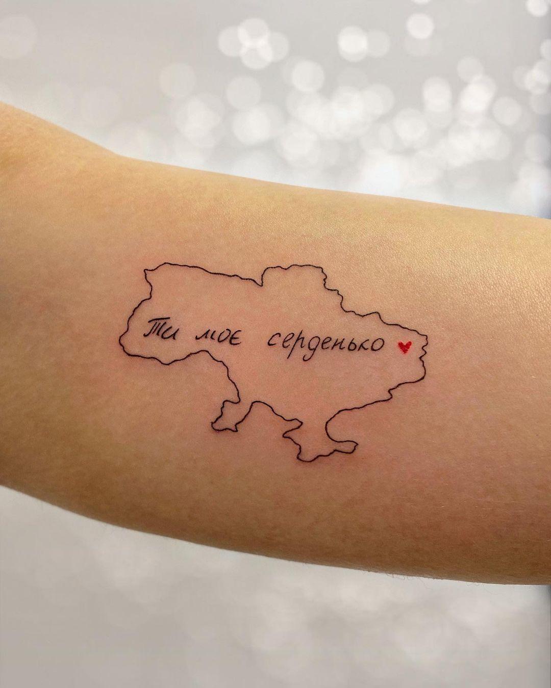 Патріотичне татуювання / instagram.com/marina_tattoo_dp Патріотичне татуювання / instagram.com/marina_tattoo_dp