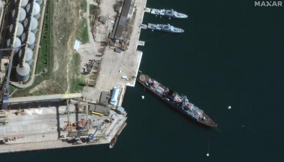 13 апреля в акватории Черного моря в российский ракетный крейсер "Москва" попали украинские крылатые ракеты "Нептун" / Maxar Technologies