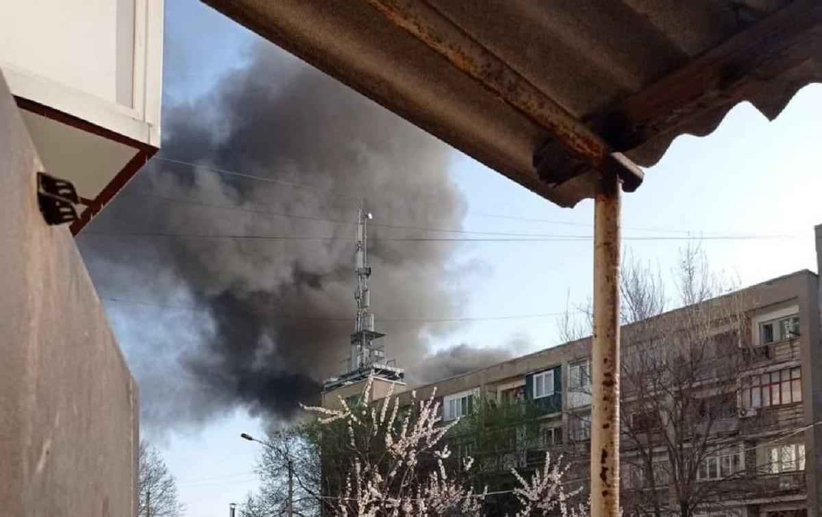 На заводе "Азот" в Северодонецке в результате вражеских обстрелов поврежден склад со спиртом / фото t.me/luhanskaVTSA На заводе "Азот" в Северодонецке в результате вражеских обстрелов поврежден склад со спиртом / фото t.me/luhanskaVTSA