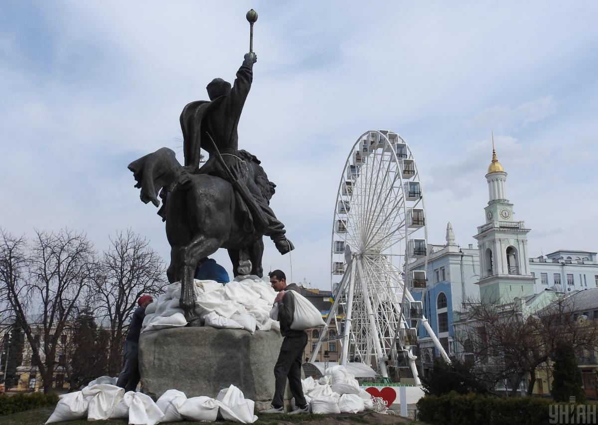 Киевляне просят уменьшить комендантский час / фото УНИАН Киевляне просят уменьшить комендантский час / фото УНИАН