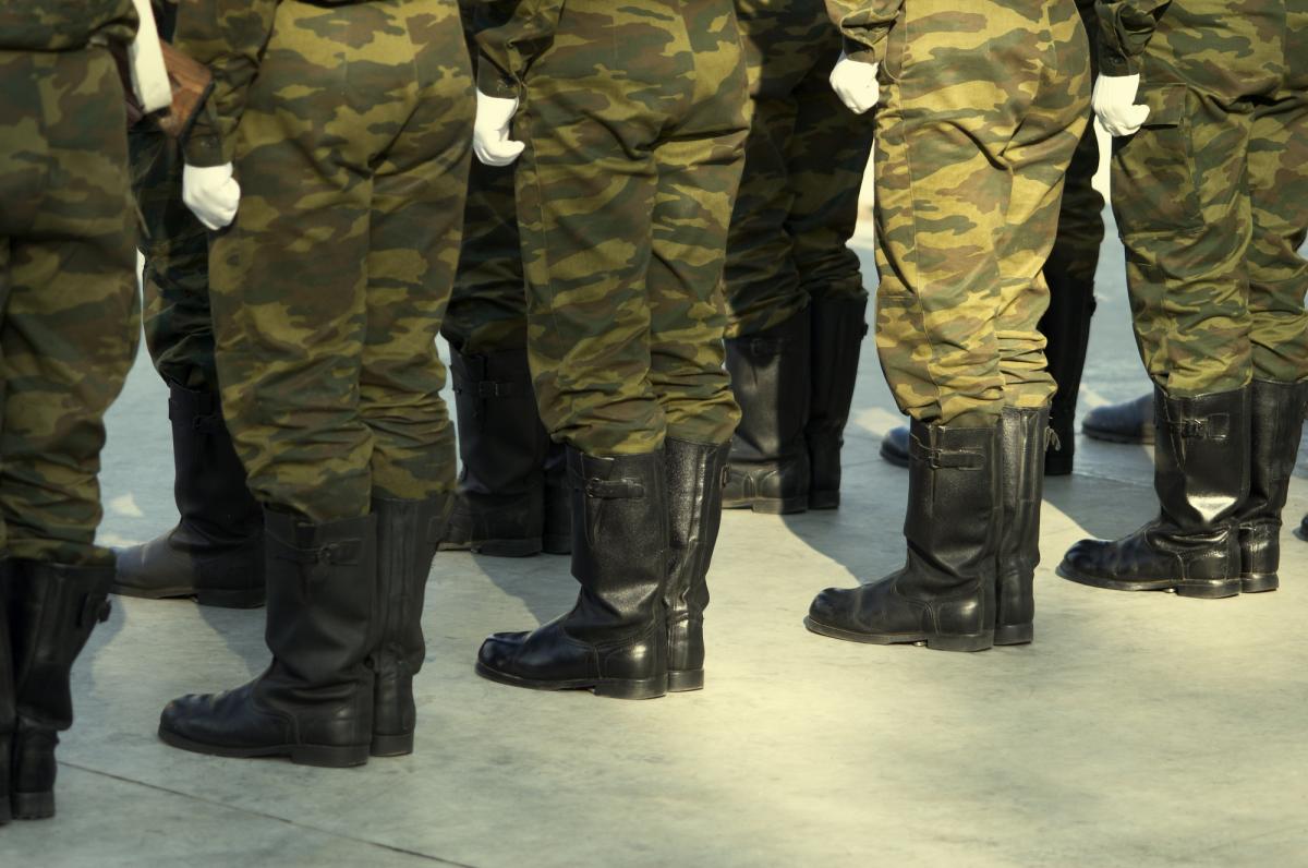 Вчерашние школьники - в армию: В РФ хотят брать на контракт даже тех, кто не служил / фото ua.depositphotos.com