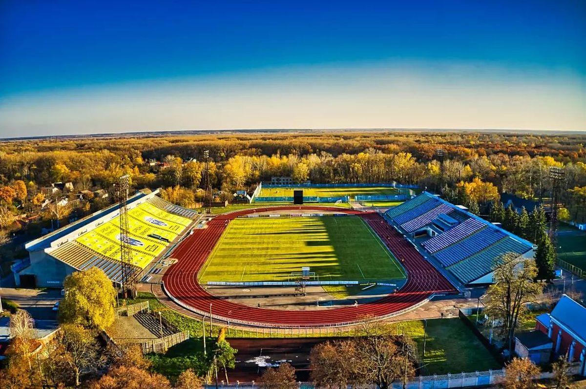 Так выглядел стадион в Чернигове до начала войны / фото facebook.com/desnafc