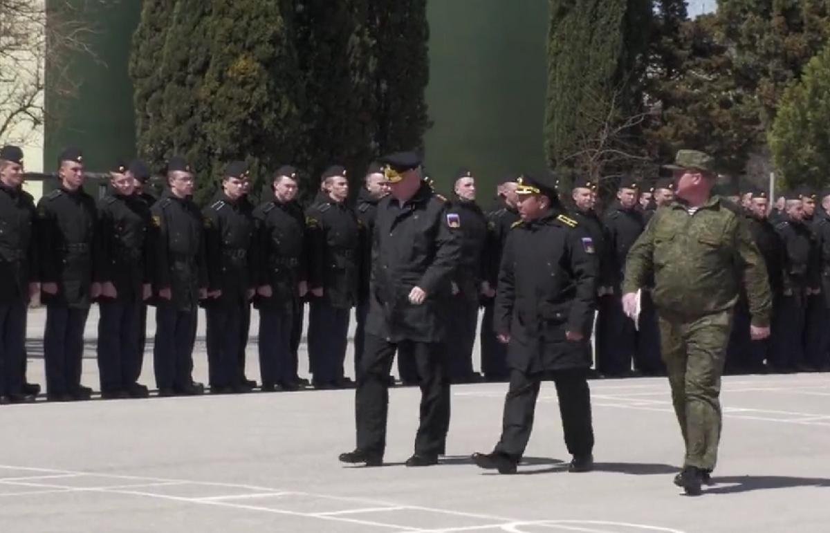 Скріншот з відео, на якому зустрічають нібито вцілілих моряків з крейсера "Москва" Скріншот з відео, на якому зустрічають нібито вцілілих моряків з крейсера "Москва"