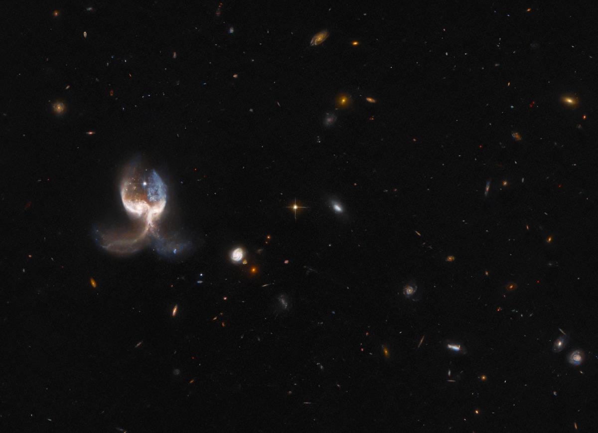 Зіткнення галактик зробило їх майже повністю симетричними / фото ESA/Hubble & NASA, W. Keel; J. Schmidt