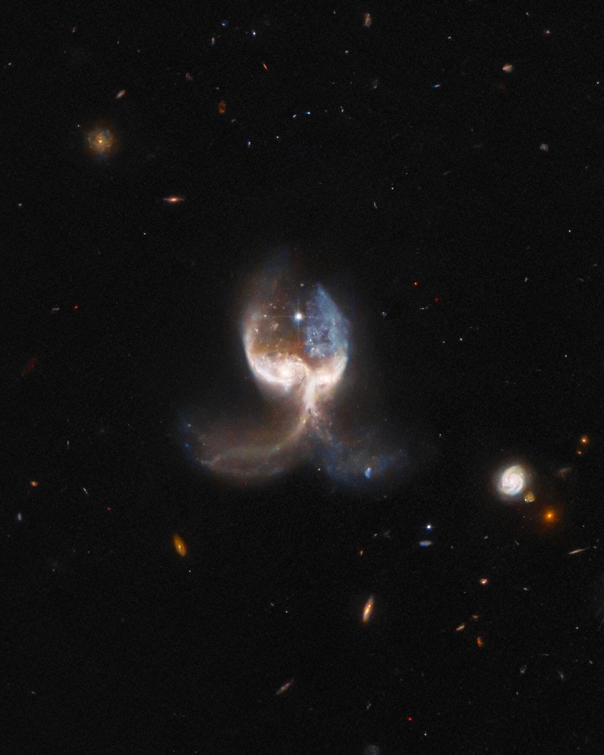 Галактики находятся в самом разгаре столкновения / фото ESA/Hubble & NASA, W. Keel; J. Schmidt