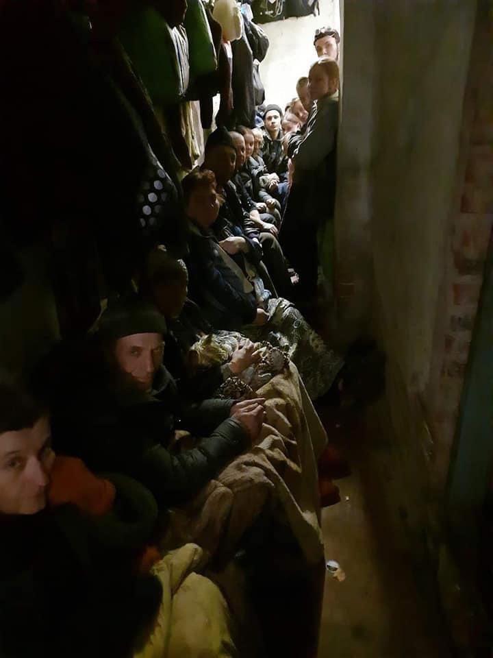 'Ніби в концтаборі': як 350 осіб 30 днів виживали в підвалі