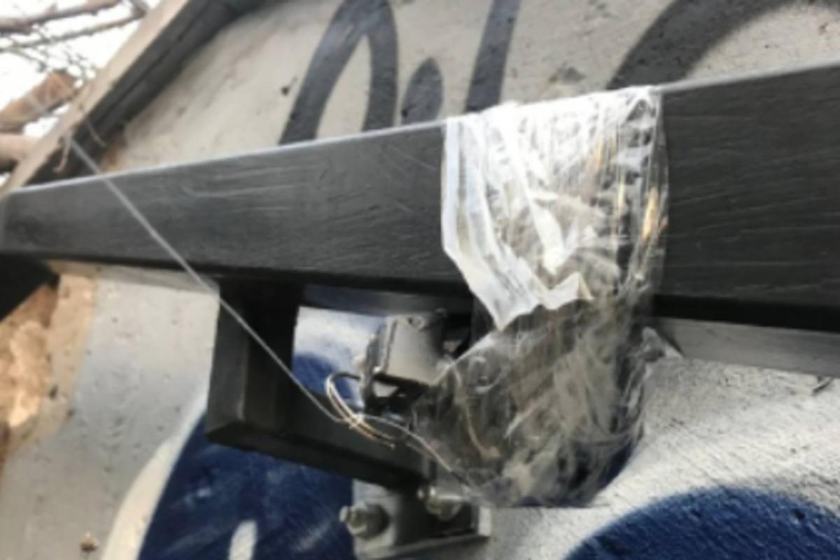 У центрі Києва знайдено розтяжку / фото t.me/kyivpatrol У центрі Києва знайдено розтяжку / фото t.me/kyivpatrol