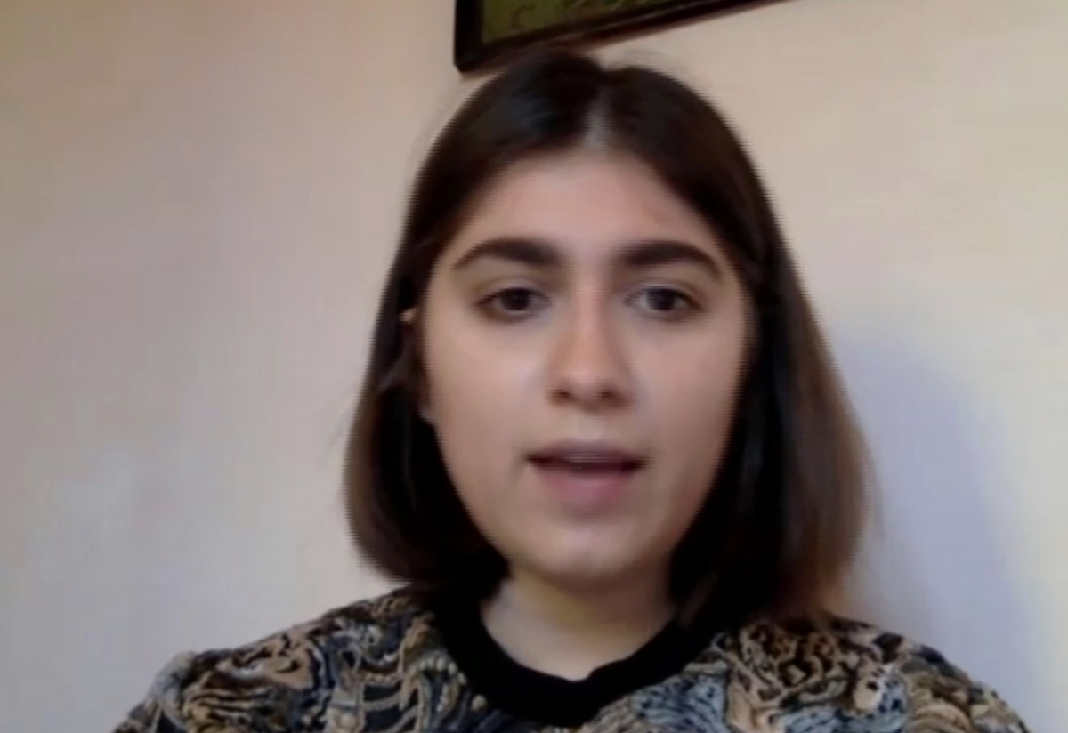 Молода дівчина Настя купила мікроавтобус і поїхала в Маріуполь, щоб врятувати батьків / скріншот з відео Молода дівчина Настя купила мікроавтобус і поїхала в Маріуполь, щоб врятувати батьків / скріншот з відео