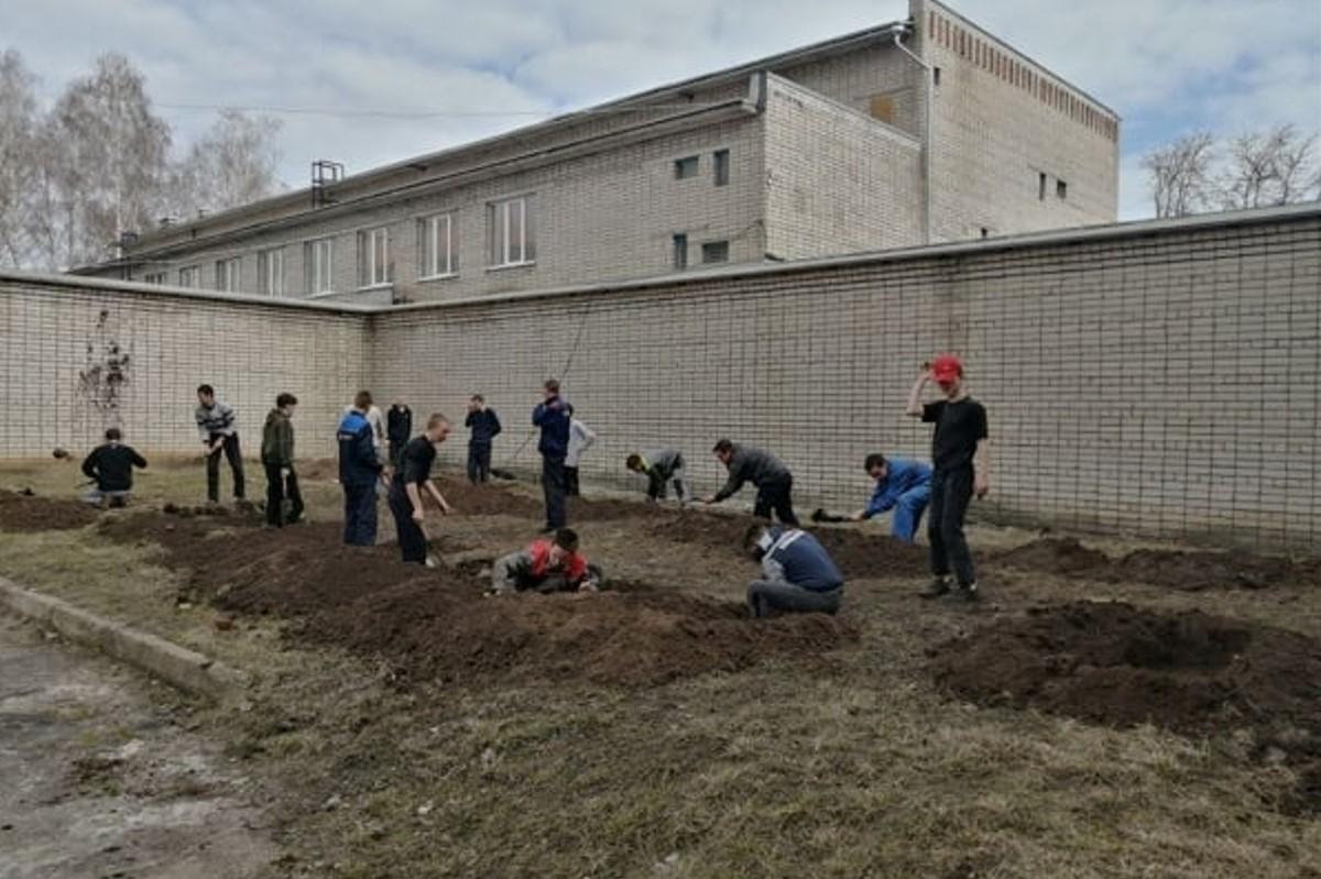 В РФ заставили студентов рыть окопы прямо во дворе / фото политехнический техникум в ВК В РФ заставили студентов рыть окопы прямо во дворе / фото политехнический техникум в ВК