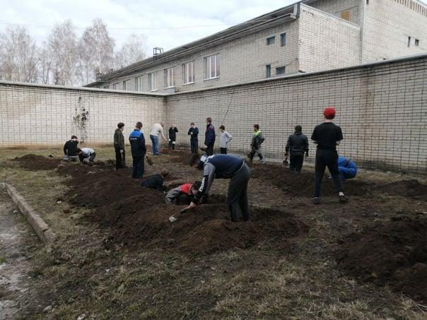В России студентов заставили рыть окопы прямо во дворе техникума (фото, видео) В России студентов заставили рыть окопы прямо во дворе техникума (фото, видео)