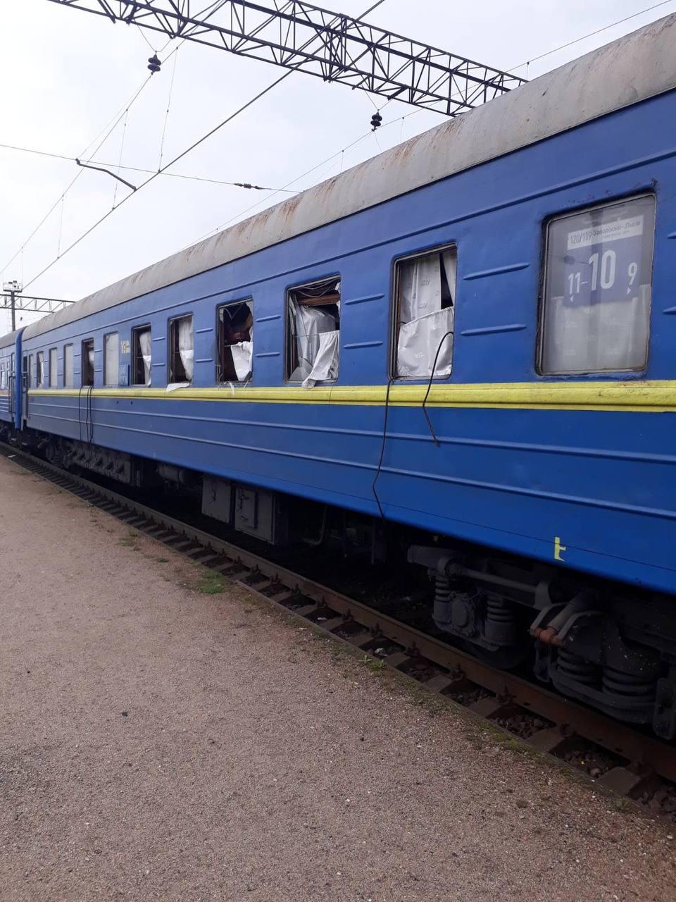 Поезд "Запорожье-Львов" поврежден в результате взрыва / фото УЗ Поезд "Запорожье-Львов" поврежден в результате взрыва / фото УЗ