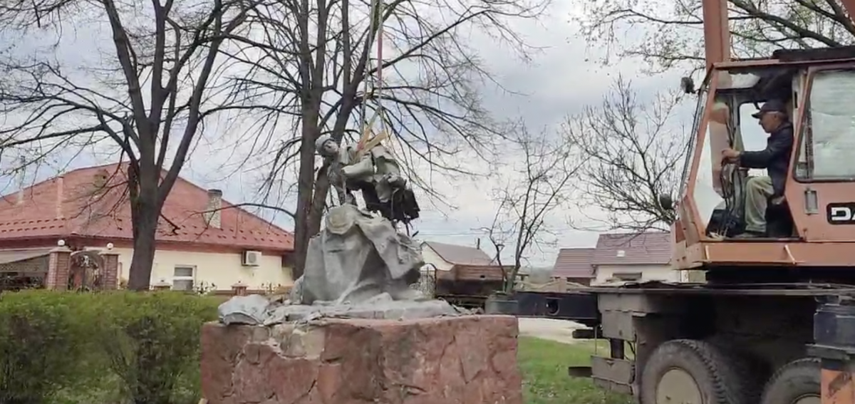 The monument is being dismantled in Chernivtsi / screenshot