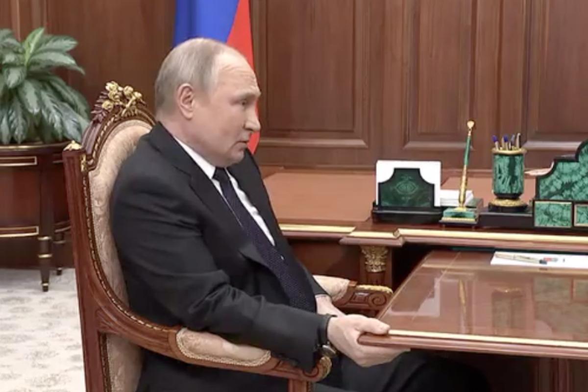 Путін вчепився в стіл / Скріншот Путін вчепився в стіл / Скріншот
