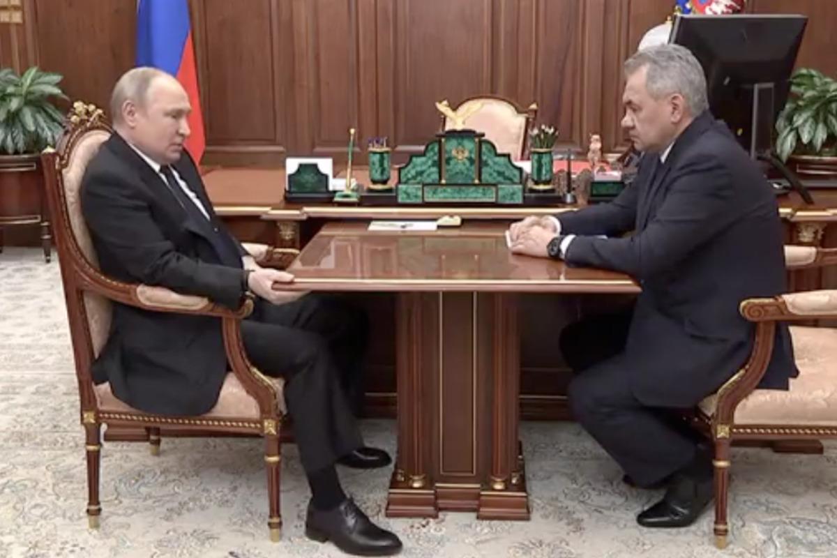 Путін вчепився в стіл / Скріншот Путін вчепився в стіл / Скріншот