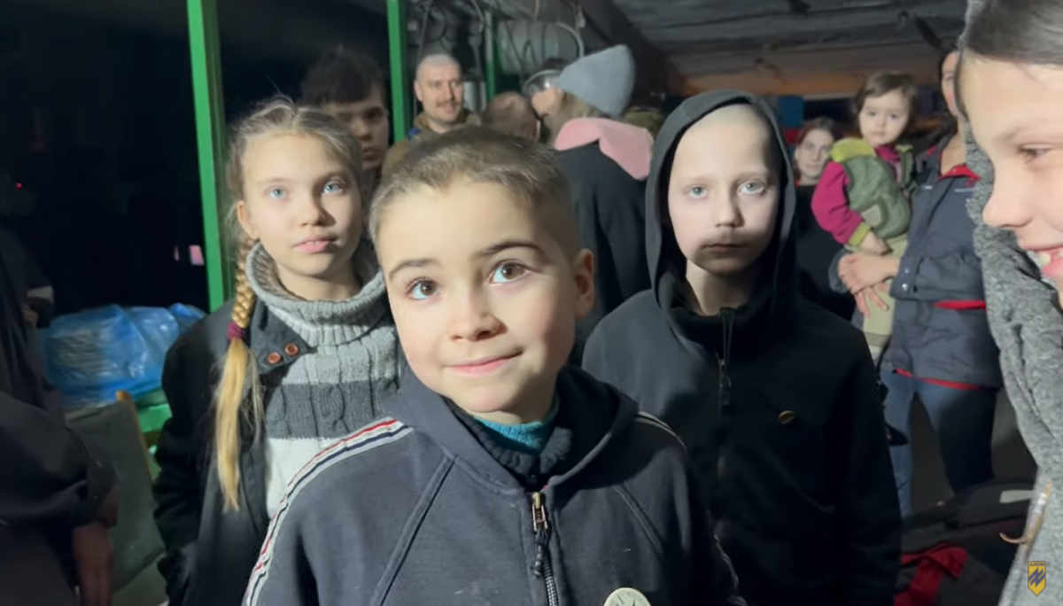 "Азов" допомагає мирним, які ховаються у підвалах "Азовсталі" / скрін відео "Азов" допомагає мирним, які ховаються у підвалах "Азовсталі" / скрін відео