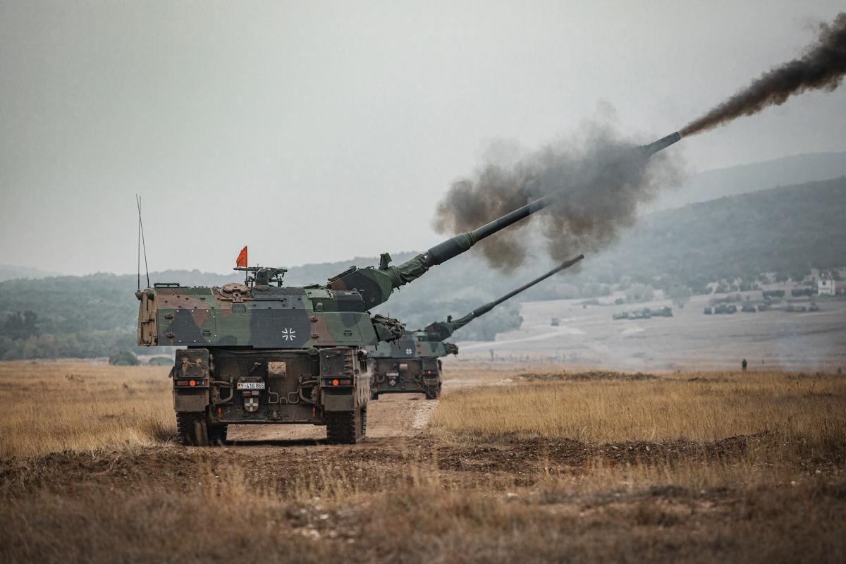 Німецька самохідна артилерійська установка PzH 2000 / Bundeswehr Німецька самохідна артилерійська установка PzH 2000 / Bundeswehr