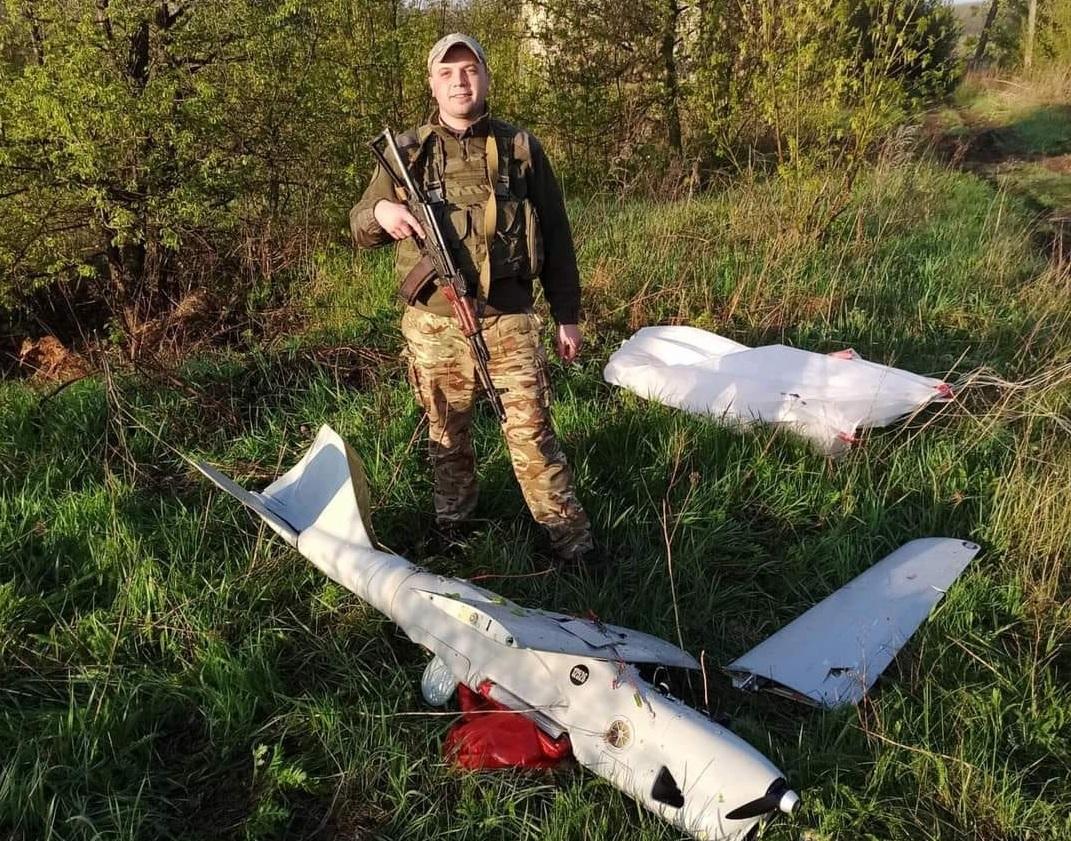 Нацгвардійці из стрелкового оружия сбили российский "Орлан-10" на Луганщине / фото НГУ Нацгвардійці из стрелкового оружия сбили российский "Орлан-10" на Луганщине / фото НГУ
