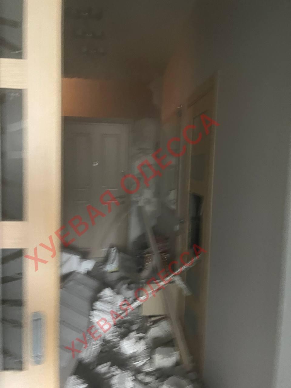Ракетний удар по Одесі: з'явилися фото наслідків та деталі / фото "Х**вая Одесса" Ракетний удар по Одесі: з'явилися фото наслідків та деталі / фото "Х**вая Одесса"
