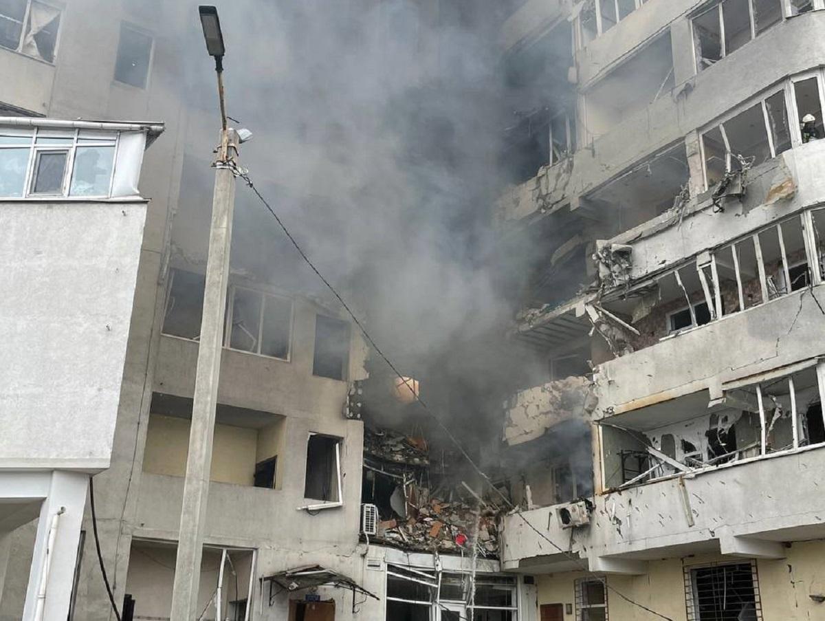 Пожежу в обстріляному в Одесі будинку ліквідували / фото ОМР Пожежу в обстріляному в Одесі будинку ліквідували / фото ОМР