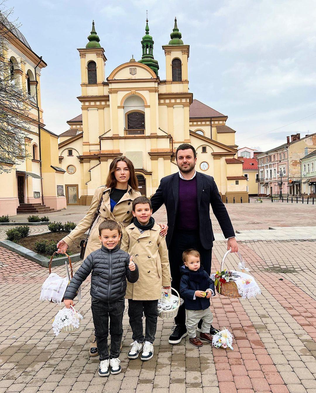 Григорий и Кристина Решетник с детьми в Ивано-Франковске / Фото - instagram.com