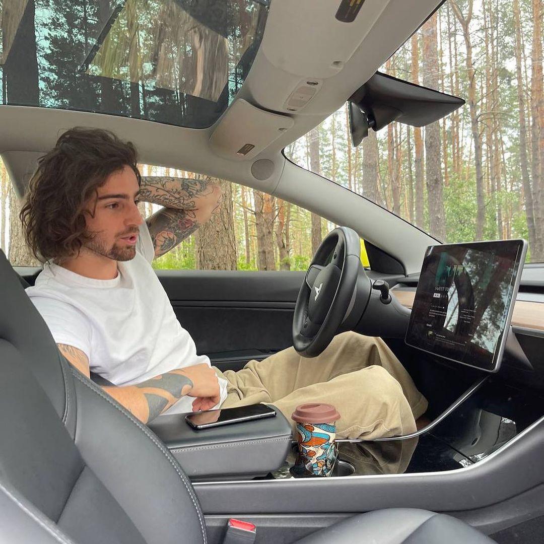 Владимир Дантес отдал волонтерам свою машину / Фото - instagram.com Владимир Дантес отдал волонтерам свою машину / Фото - instagram.com