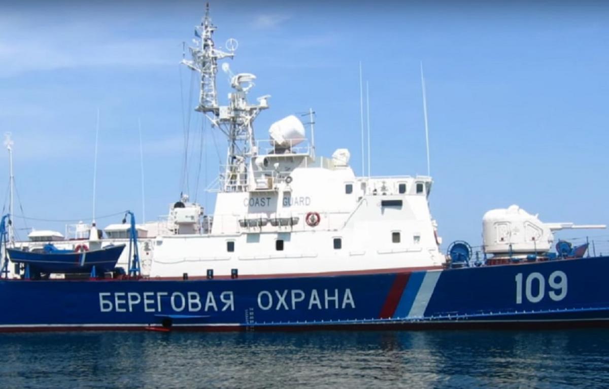 Буксир, на котором перемещали сторожевой корабль, повредил его элементы винто-рулевой группы / скриншот с видео Буксир, на котором перемещали сторожевой корабль, повредил его элементы винто-рулевой группы / скриншот с видео