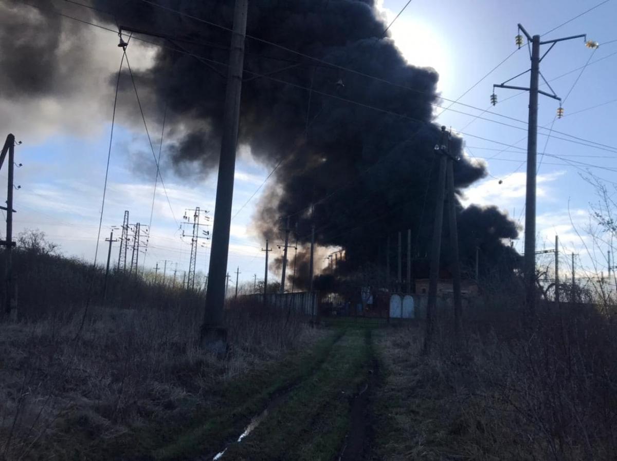 Спочатку жителі Львівської області почули вибухи, а потім у небі над регіоном почав з'являтися дим / фото Максим Козицький