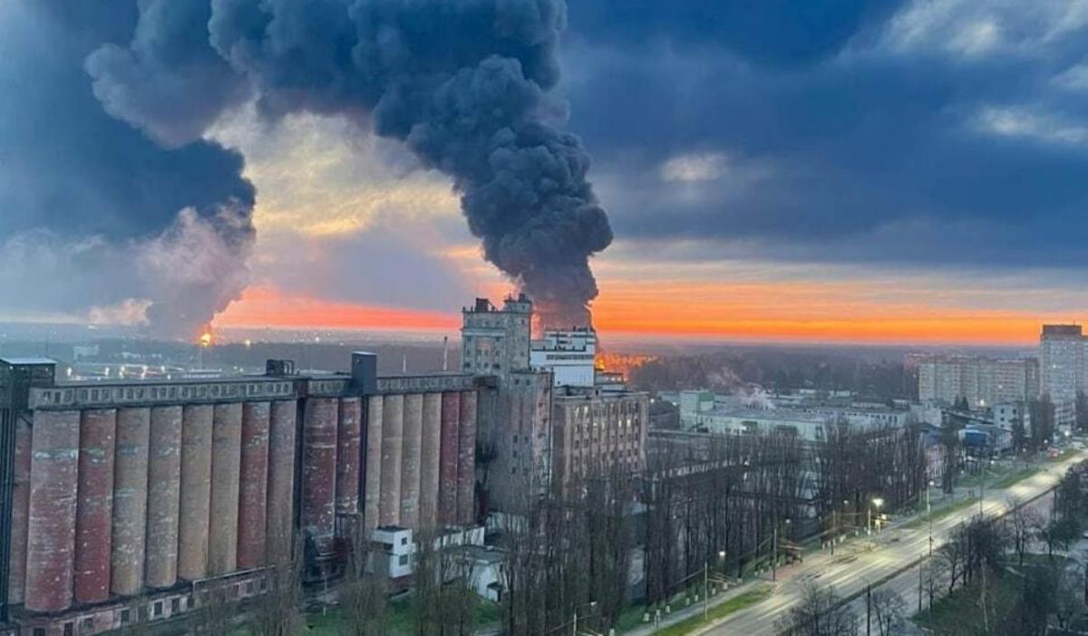 Пожар на нефтебазе в Брянске / Фото t.me/radiogovoritmsk