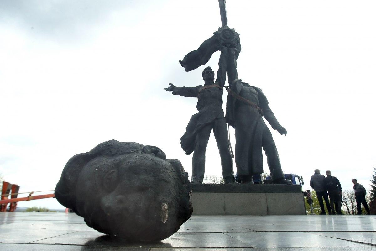 Історик вважає, що не треба знищувати радяньські пам'ятники, а залишити для нащадків / фото УНІАН (Олександр Синиця)