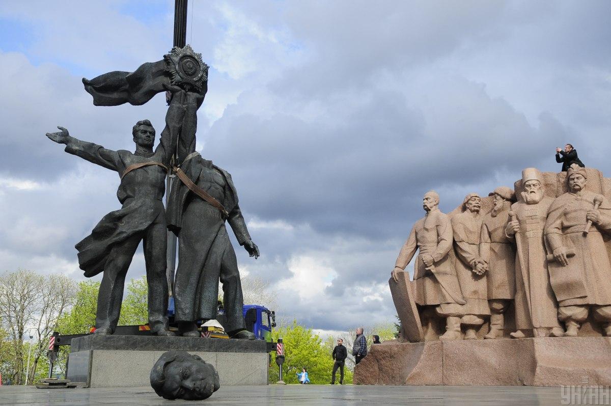 У Києві декомунізували Арку Дружби народів / фото УНИАН (Євген Колесник) У Києві декомунізували Арку Дружби народів / фото УНИАН (Євген Колесник)