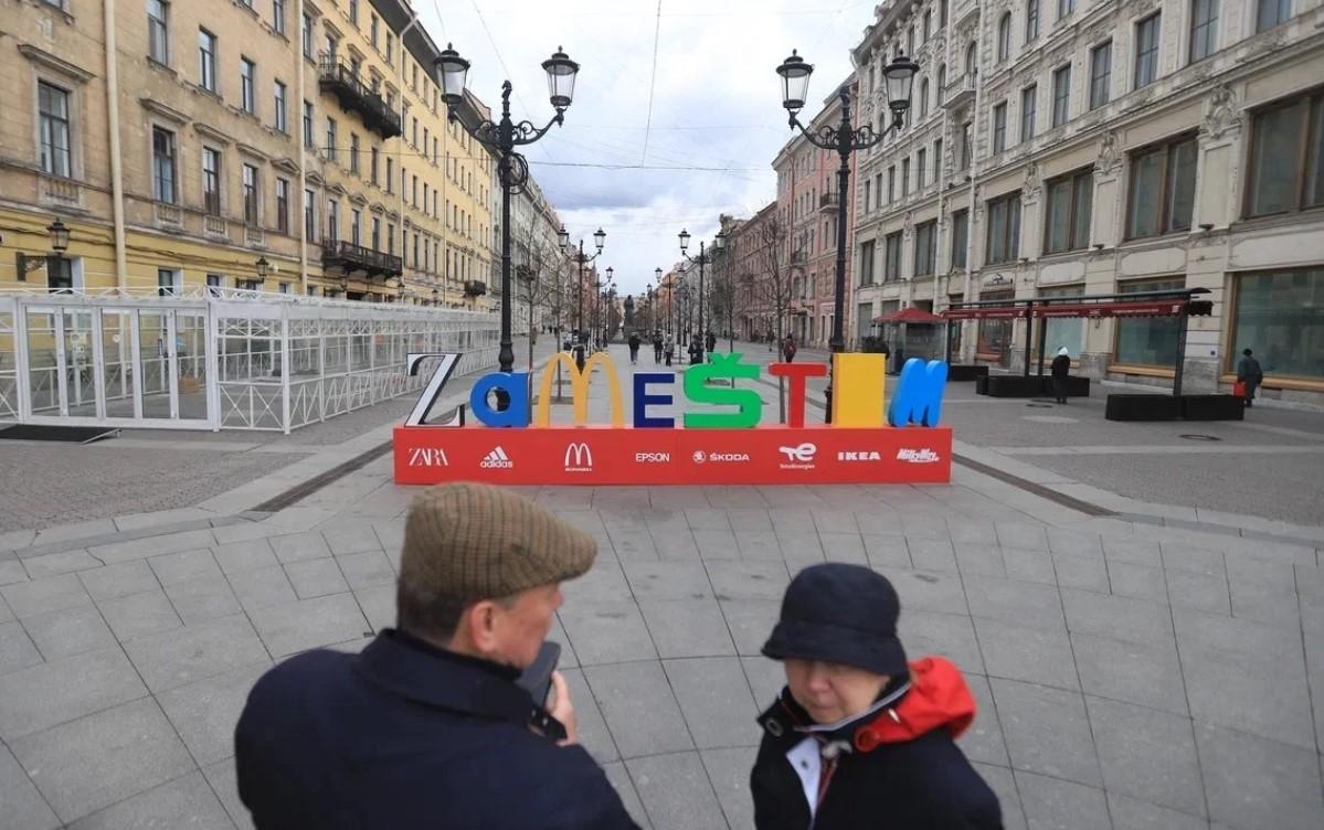 В центре Санкт-Петербурга появился "памятник" ушедшим брендам / фото Фонтанка В центре Санкт-Петербурга появился "памятник" ушедшим брендам / фото Фонтанка