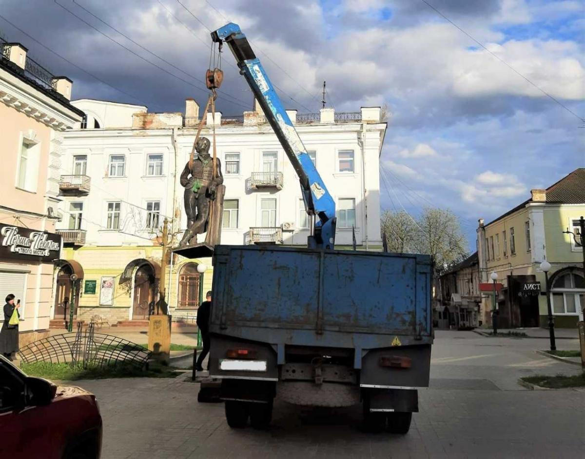 На Сумщині демонтували перші монументи, що пропагували російську ідеологію (фото, відео) На Сумщині демонтували перші монументи, що пропагували російську ідеологію (фото, відео)