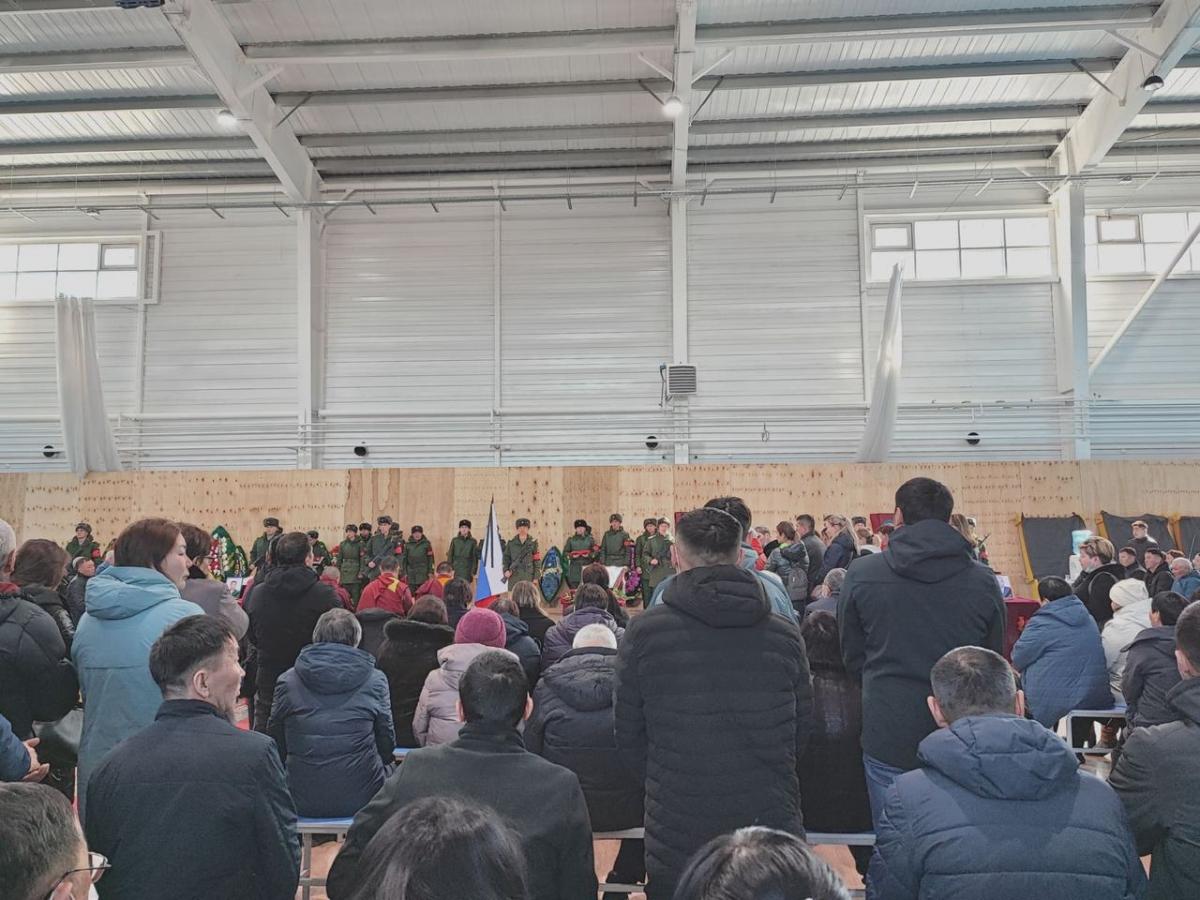 In one part of the building, little Buryats learn to shoot from a bow, and in the other, right behind the wall, they say goodbye to the military / photo baikal-journal.ru