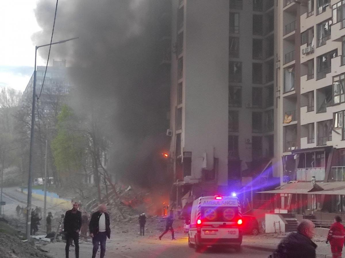 Спочатку повідомлялося, що внаслідок ракетного удару 4 мешканців будинку отримали травми / фото ДСНС Спочатку повідомлялося, що внаслідок ракетного удару 4 мешканців будинку отримали травми / фото ДСНС
