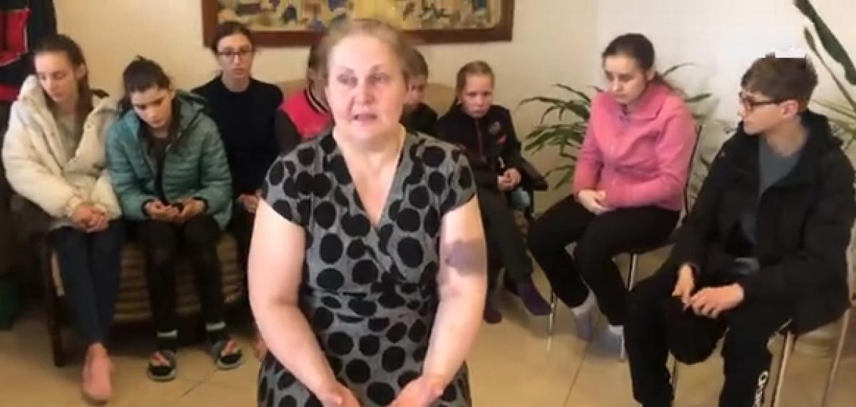 Багатодітна сім'я місяць просиділа в підвалі в російській облозі під Сумами / скріншот Багатодітна сім'я місяць просиділа в підвалі в російській облозі під Сумами / скріншот