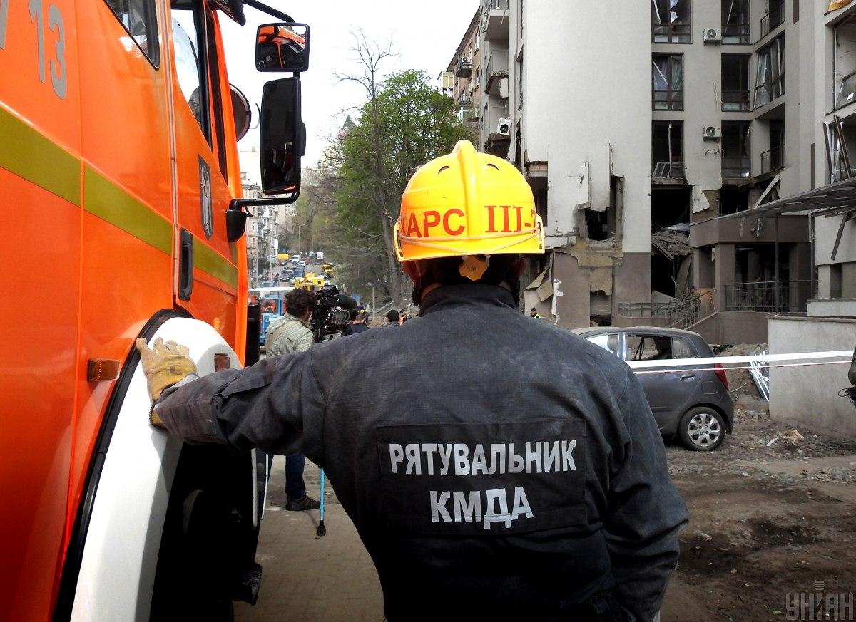 На місці падіння уламків працюють екстренні служби / фото УНІАН (Олександр Синиця) На місці падіння уламків працюють екстренні служби / фото УНІАН (Олександр Синиця)