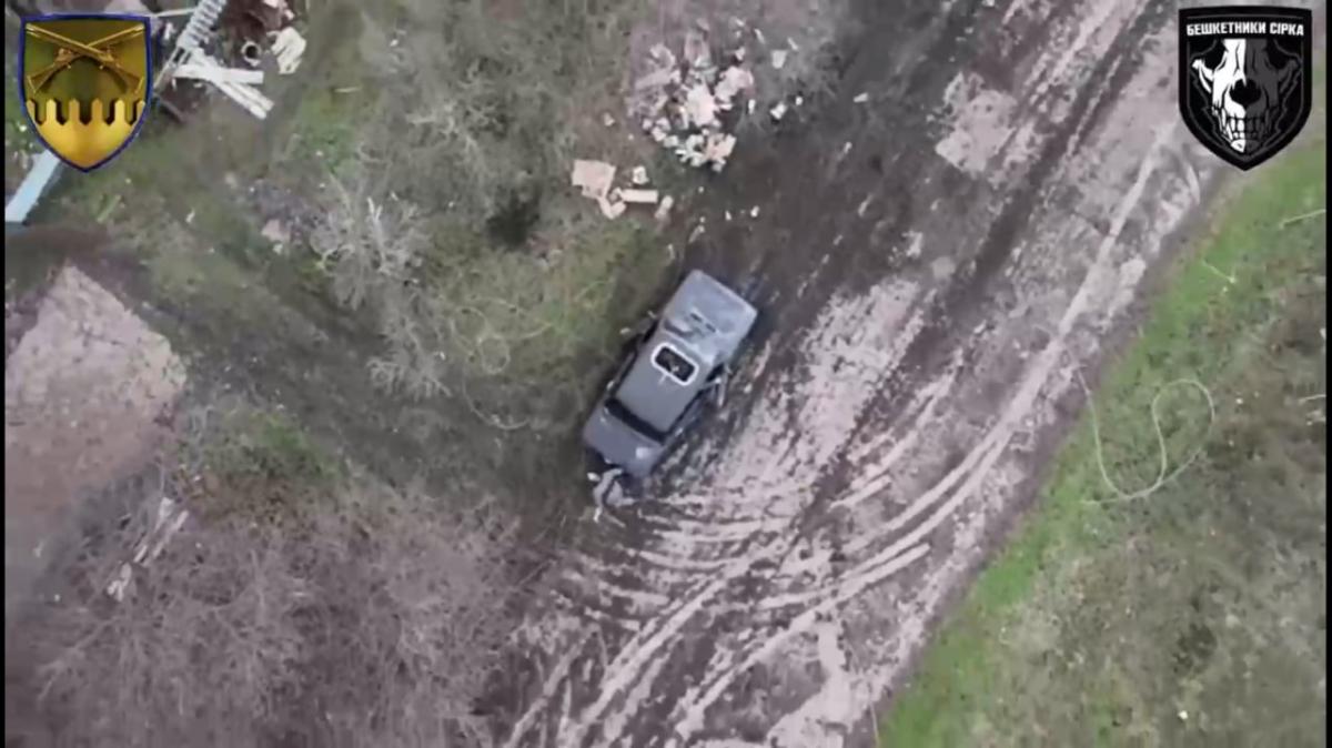 Безпілотник ЗСУ філігранно поцілив в люк автівки з окупантами (відео) Безпілотник ЗСУ філігранно поцілив в люк автівки з окупантами (відео)