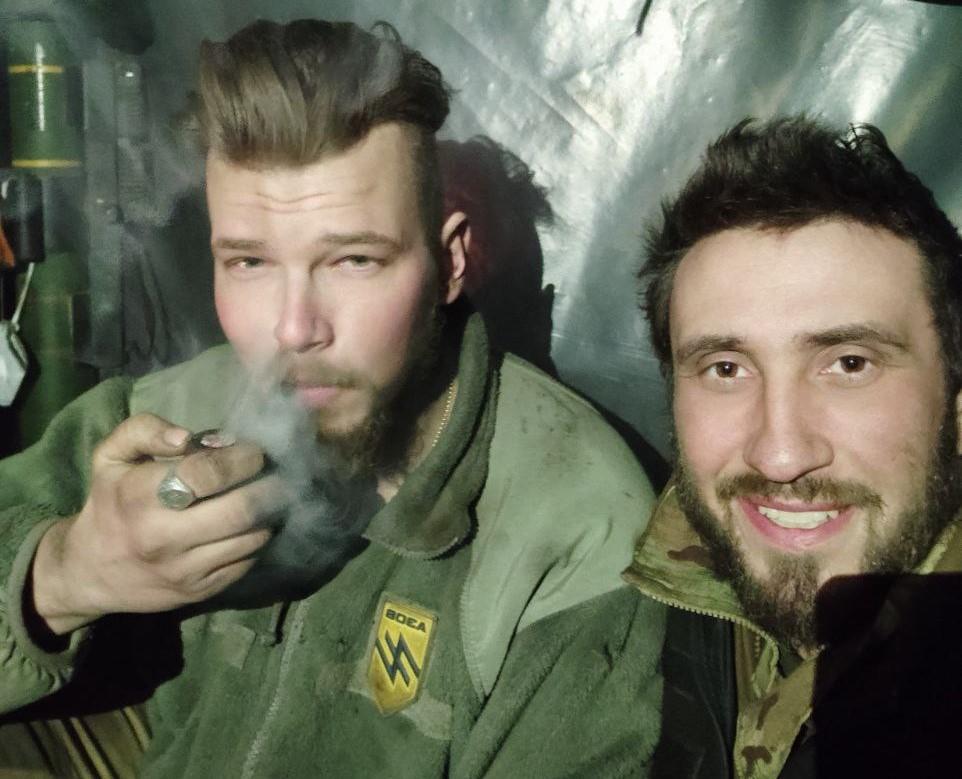 Боєць "Азова" з позивним "Рейнджер" зліва / фото t.me/diplomat4308 Боєць "Азова" з позивним "Рейнджер" зліва / фото t.me/diplomat4308