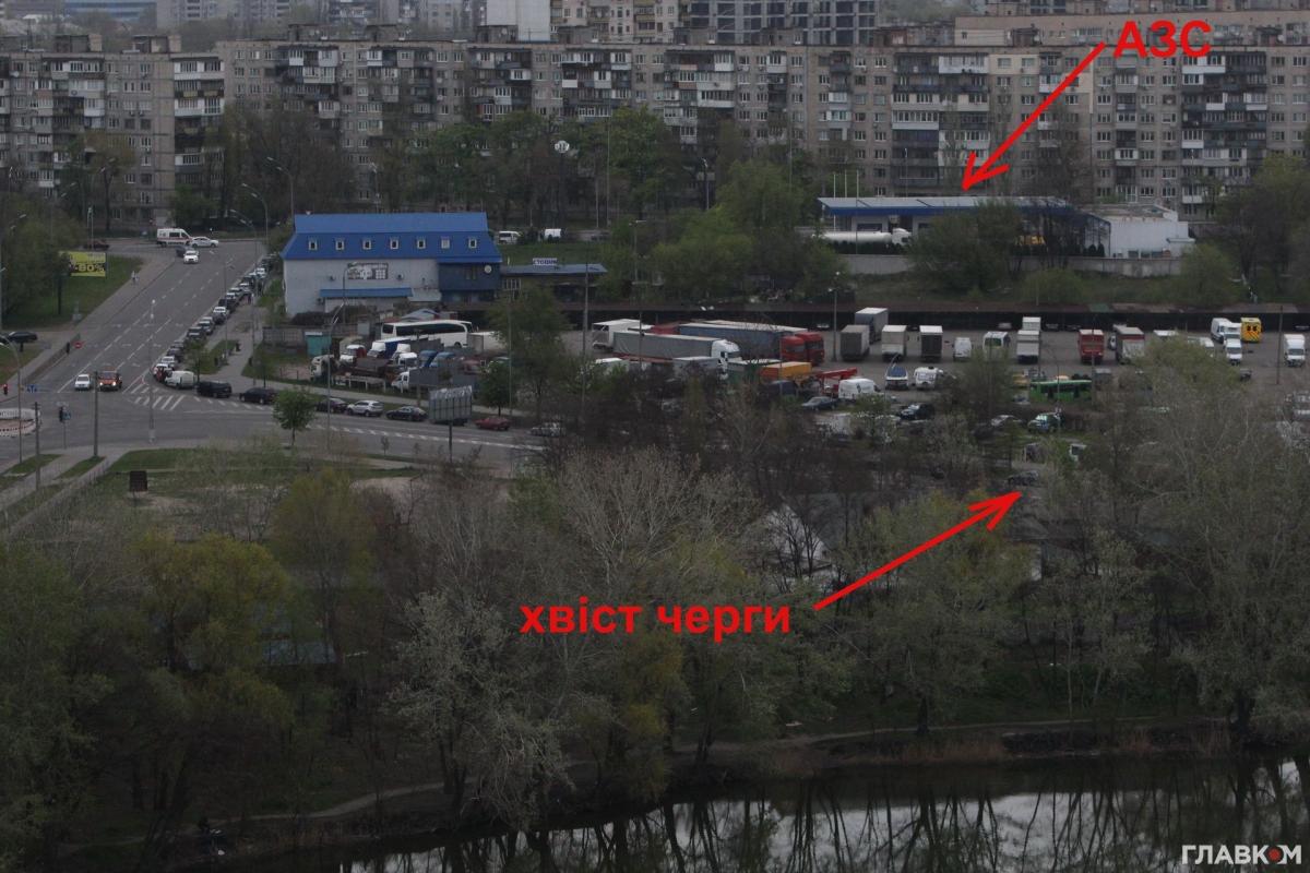 Черга виникла на АЗС в одному зі спальних районів Києва / фото glavcom.ua Черга виникла на АЗС в одному зі спальних районів Києва / фото glavcom.ua