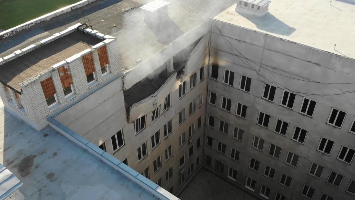 Ворог обстріляв міську лікарню та житлові будинки у Харкові / фото Головне управління ДСНС України у Харківській області Ворог обстріляв міську лікарню та житлові будинки у Харкові / фото Головне управління ДСНС України у Харківській області
