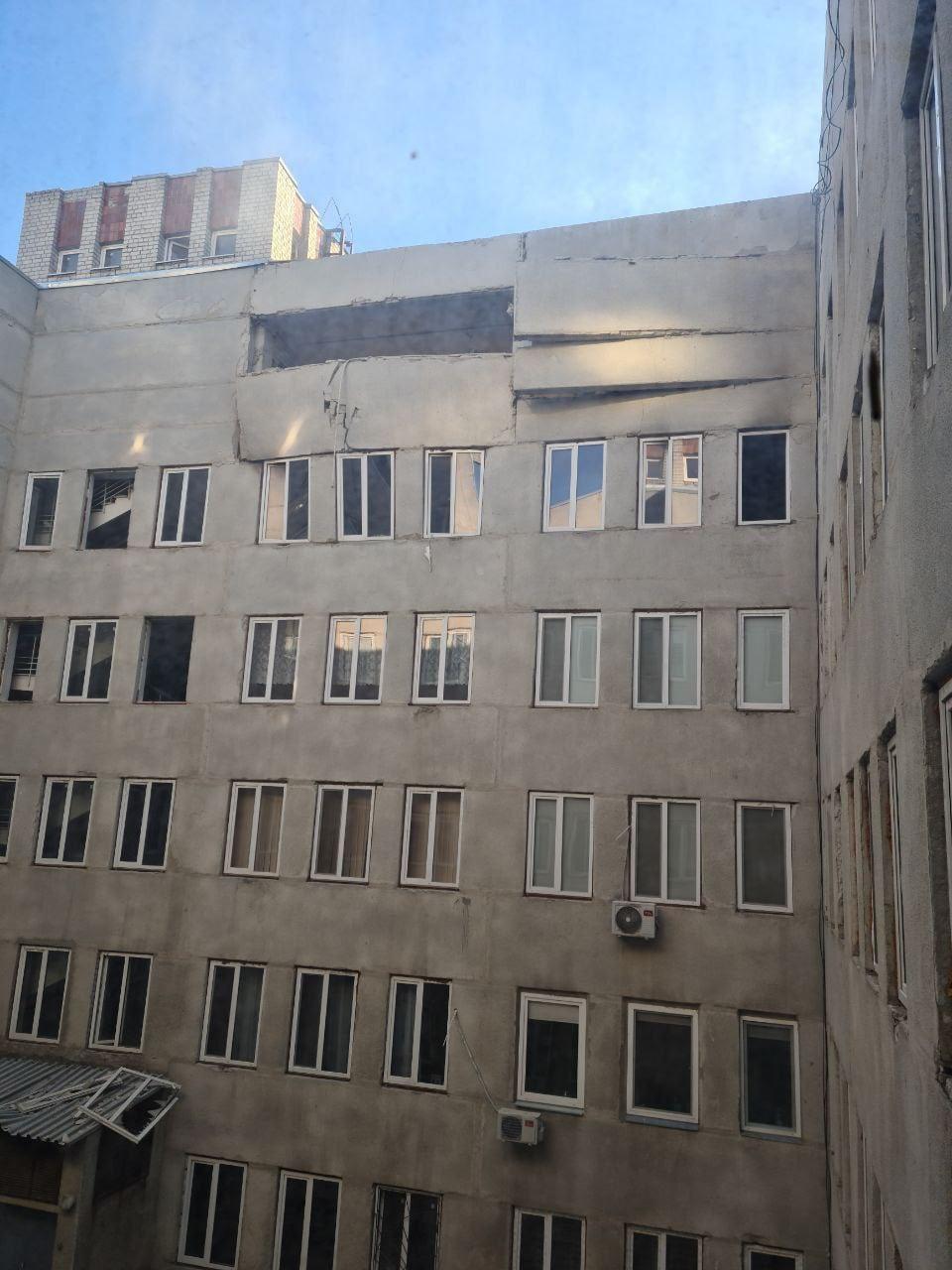 Во время обстрела пострадало здание одного из медучреждений Харькова / фото Главное управление ГСЧС Украины в Харьковской области