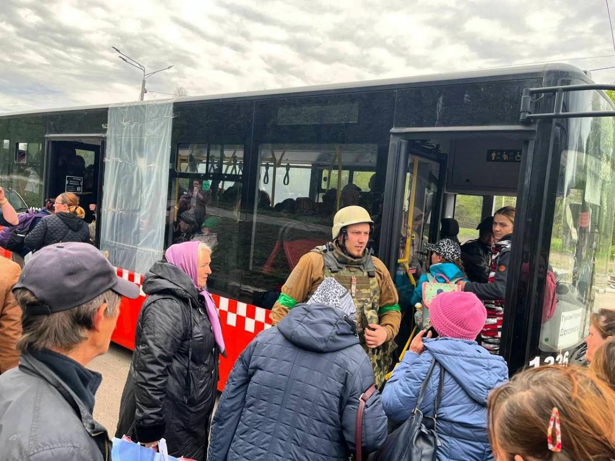 Парамедик вспоминает, что в Лисичанске она видела, как дети катались на качелях во время обстрелов / фото t.me/BiletskyAndriy Парамедик вспоминает, что в Лисичанске она видела, как дети катались на качелях во время обстрелов / фото t.me/BiletskyAndriy