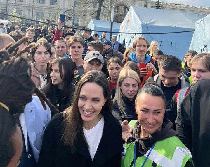Анджелина Джоли на львовском вокзале / фото: Укрзализныця