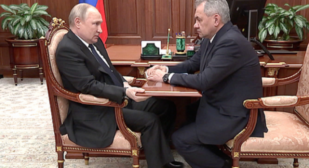 Короткий стол, нервный Путин и Шойгу на монтаже: совещание президента РФ  высмеяли в сети — УНИАН