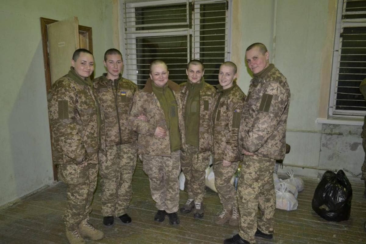 Украинских военнослужащих-женщин в плену раздевали догола и обрезали волосы  — УНИАН