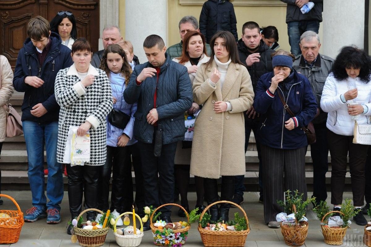 Фото У Львові люди масово вийшли освятити Великодні кошики 24 квітня 2022