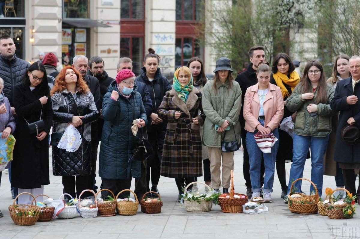 Фото У Львові люди масово вийшли освятити Великодні кошики 24 квітня 2022