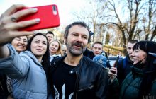 Вакарчук встретился с врачом из Мариуполя: "Это город, которого нет"