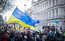 Жители Рубежного, которых вывезли в Луганск, вывесили украинский флаг и устроили митинг