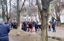 У Каховці російські окупанти відкрили вогонь по мирних жителях на мітингу (відео)